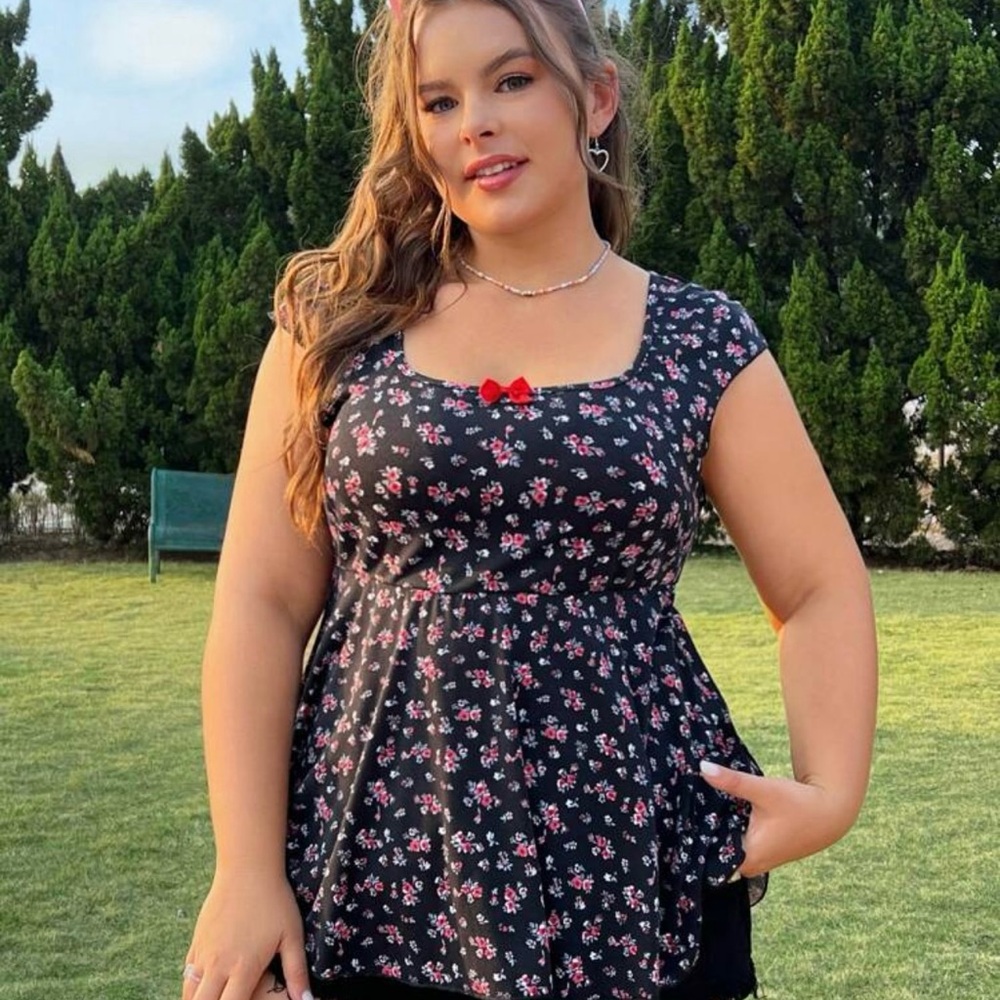 SHEIN Black Floral Ruffled Back Blouse